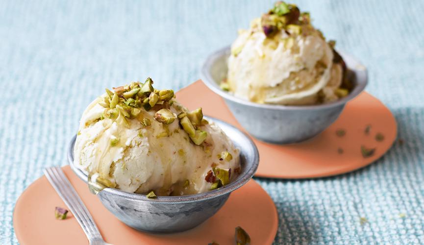 Honey and pistachio frozen yogurt