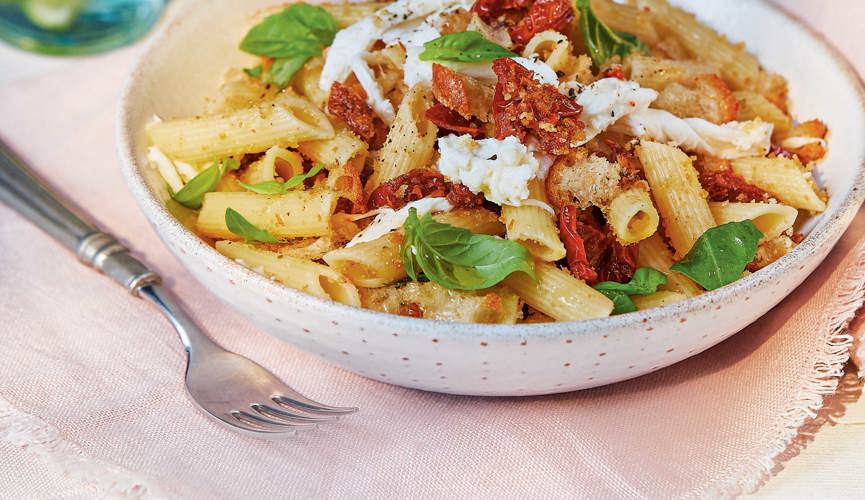 Pasta with sun dried tomatoes and mozzarella